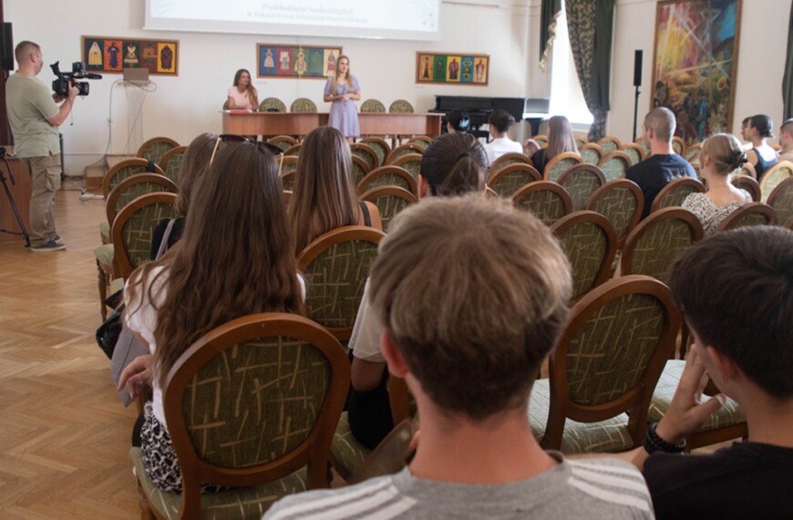 Az elsőévesek adaptációs és rezilienciaprogramja (Videó)